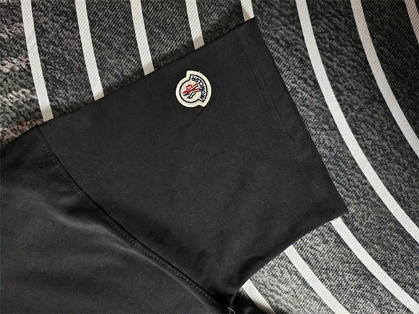 モンクレールTシャツ側面デザイン